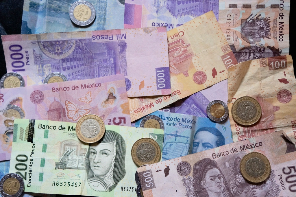 Billetes y monedas de pesos mexicanos que representan el depósito bimestral de la pensión Bienestar